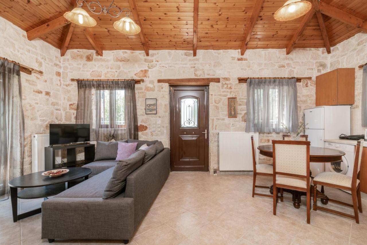 וילה Vozas - Traditional With Great View טרגקי